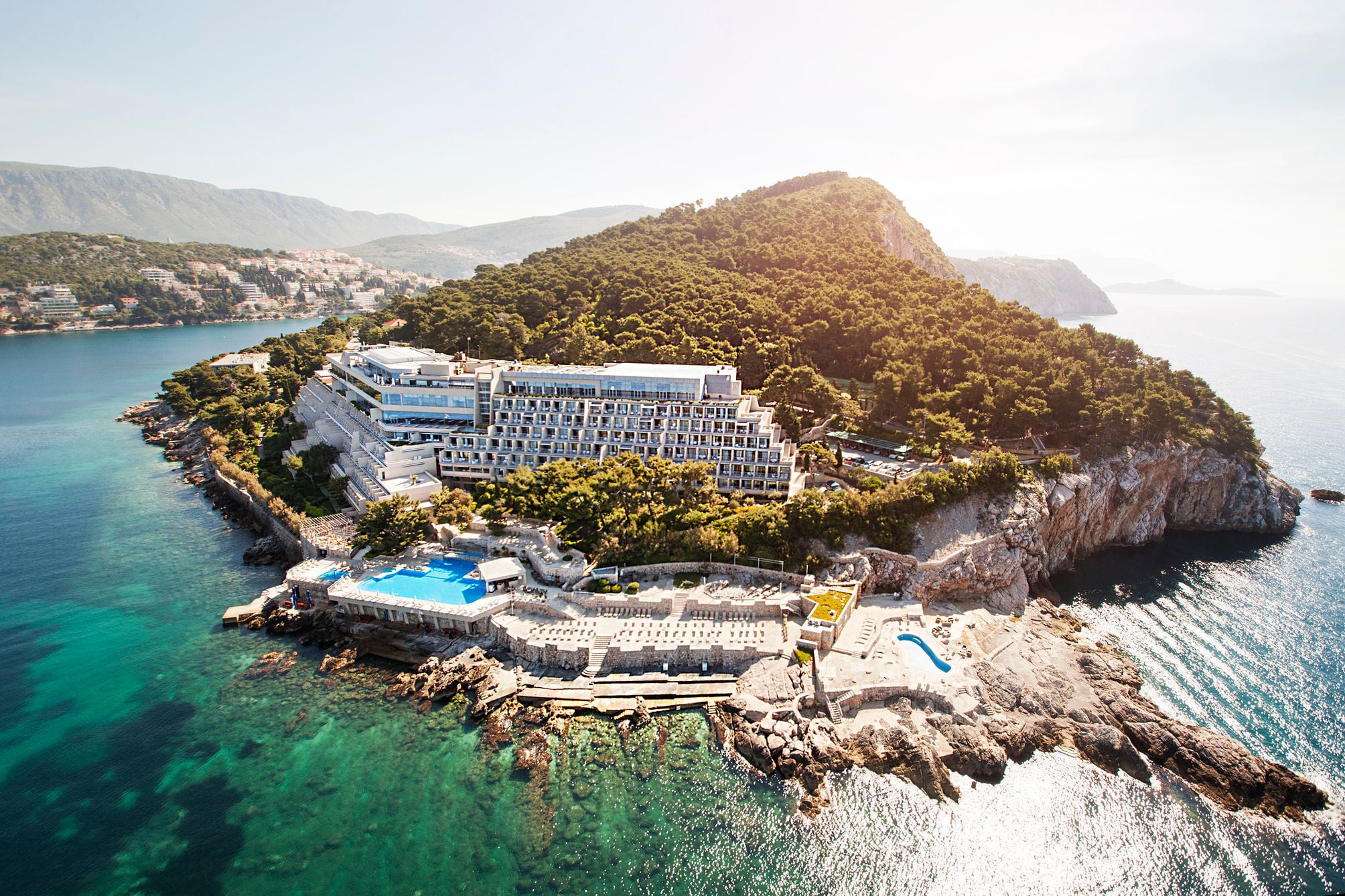 Das Hotel Dubrovnik Palace auf der bewaldeten Spitze der Halbinsel Lapad über dem Meer
