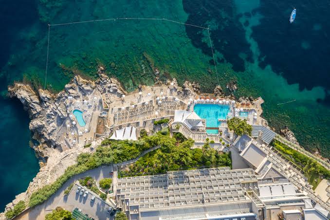 Luftaufnahme der Pools und der felsigen Küste des Hotels Dubrovnik Palace