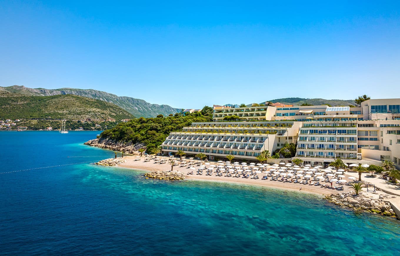 Das My-Dream-Boot in einer türkisfarbenen Bucht bei Dubrovnik vor Anker