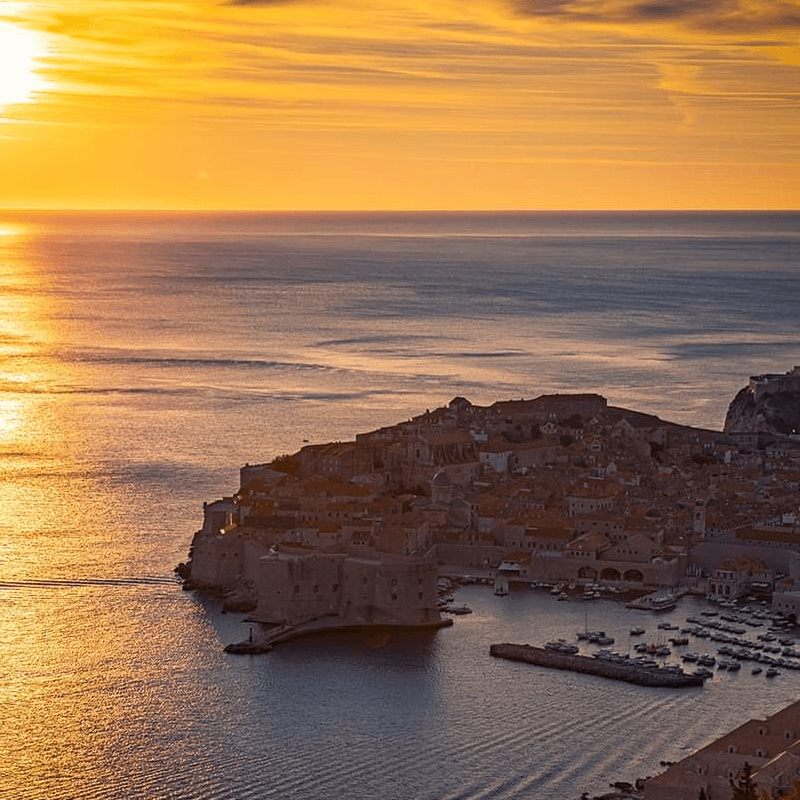 Stari grad Dubrovnik i njegove zidine u zlatnom večernjem svjetlu